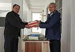 2017年12月20日，《上思县大道行文化传播中心》、《高心灵文化上思服务中心》给上思县文化馆赠送《道德经妙解》和《道德经的智慧与应用》，图为中心的义工与文化馆馆长合影